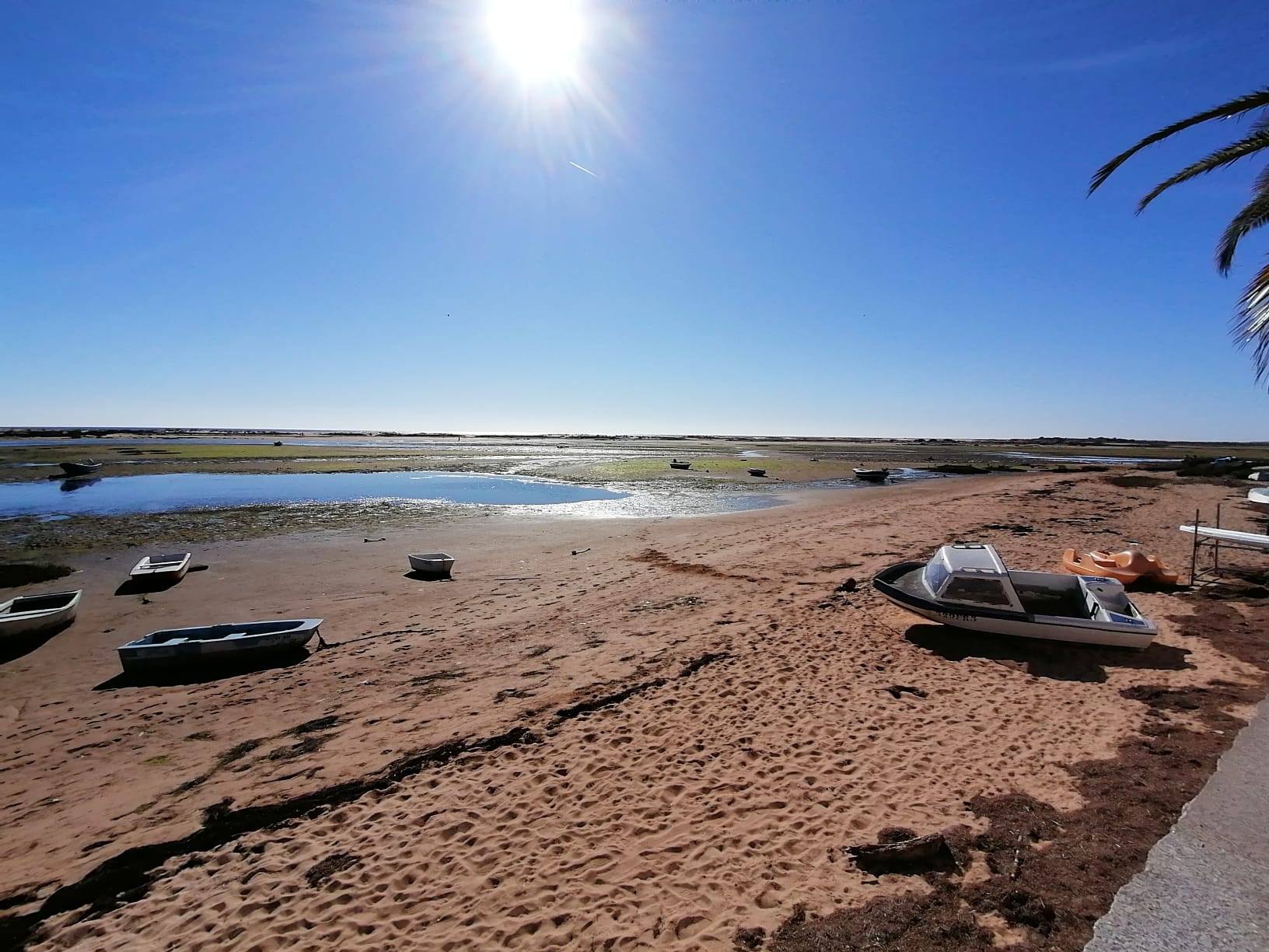 Ruhige Bucht der Ria Formosa mit Booten