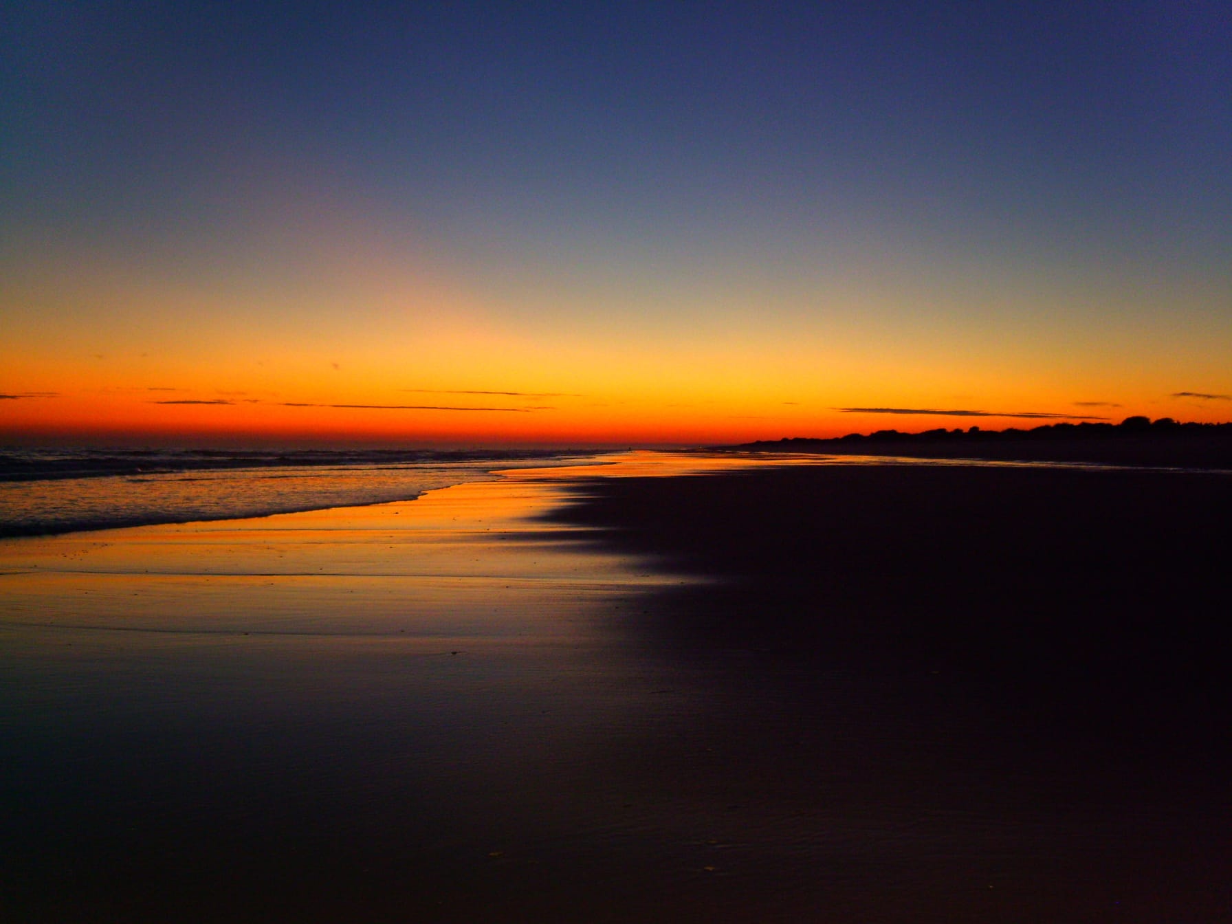 Dunkler Sonnenuntergang über dem Meer