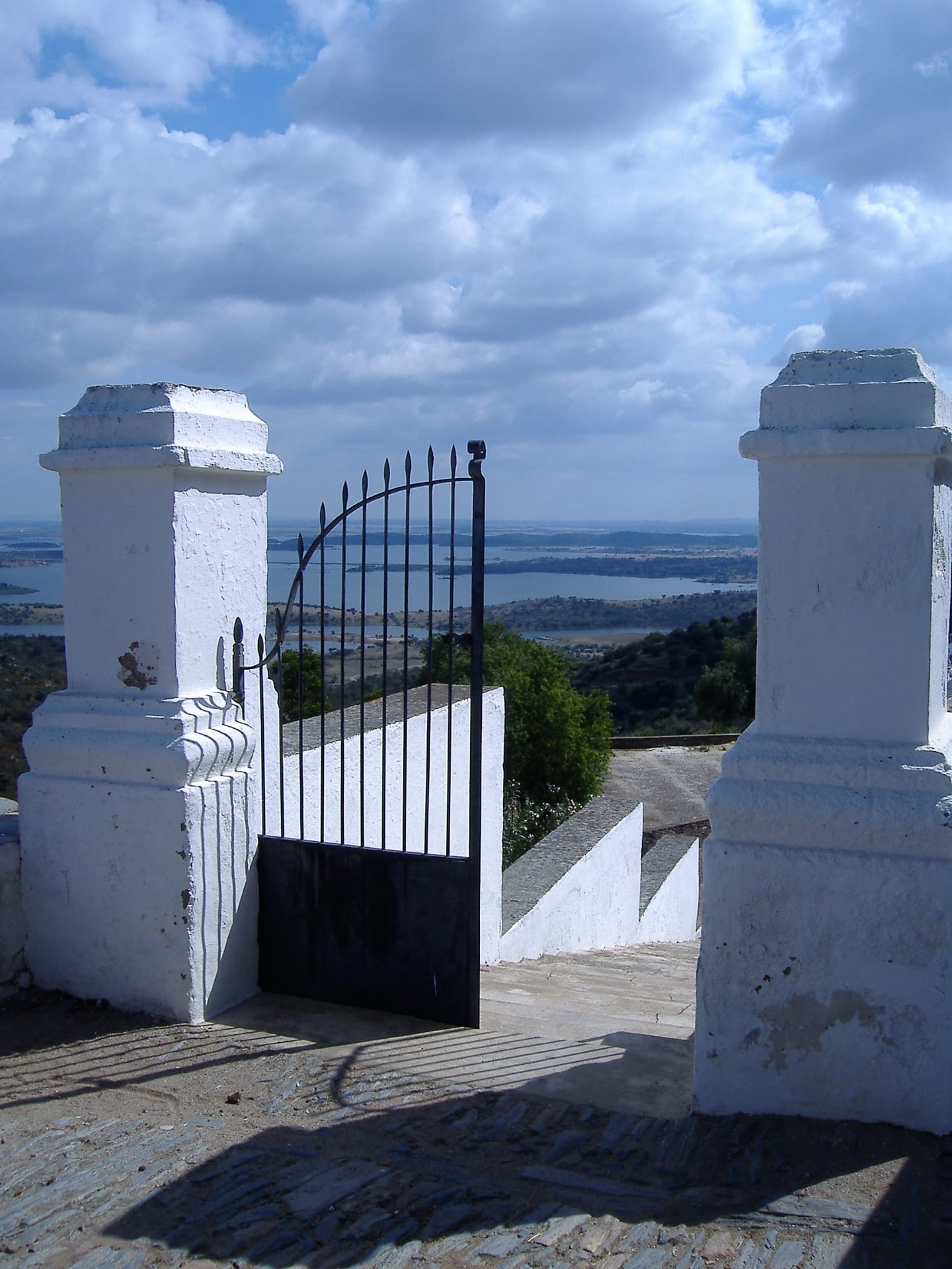 Weißes Tor mit Blick über die Landschaft im Alentejo